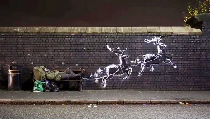 Banksy trasforma il clochard in Babbo Natale