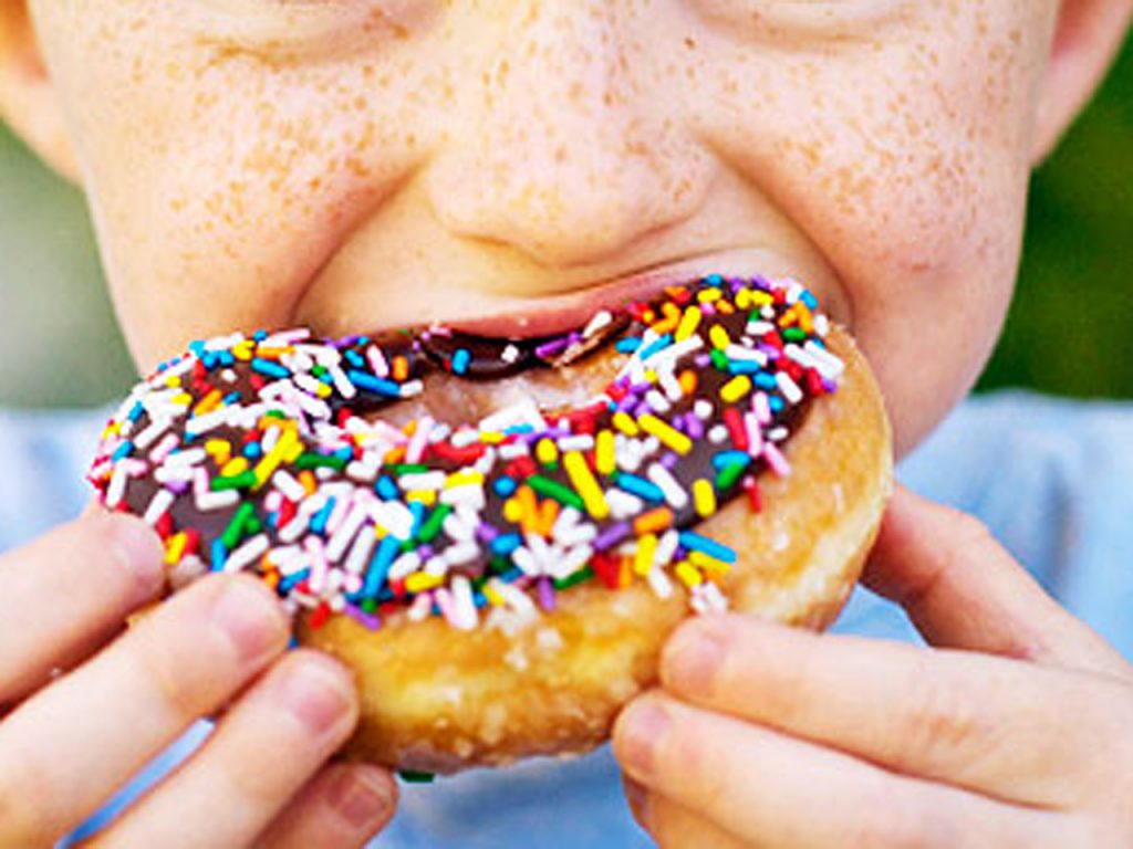 Bambino mangia ciambella donut